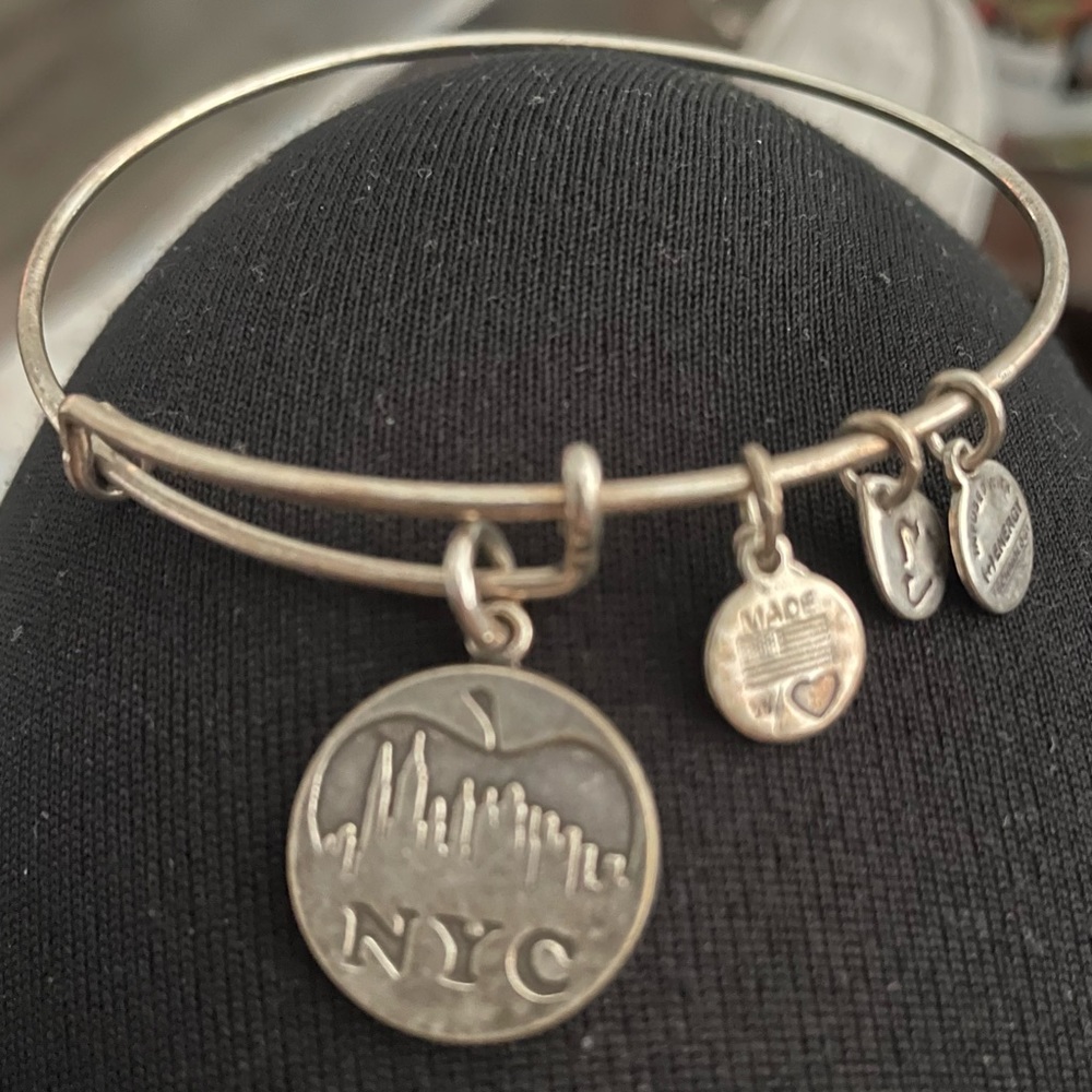 Alex and Ani NYC bracelet featuring the BIG APPLE. Slightly tarnished. Pre-owned